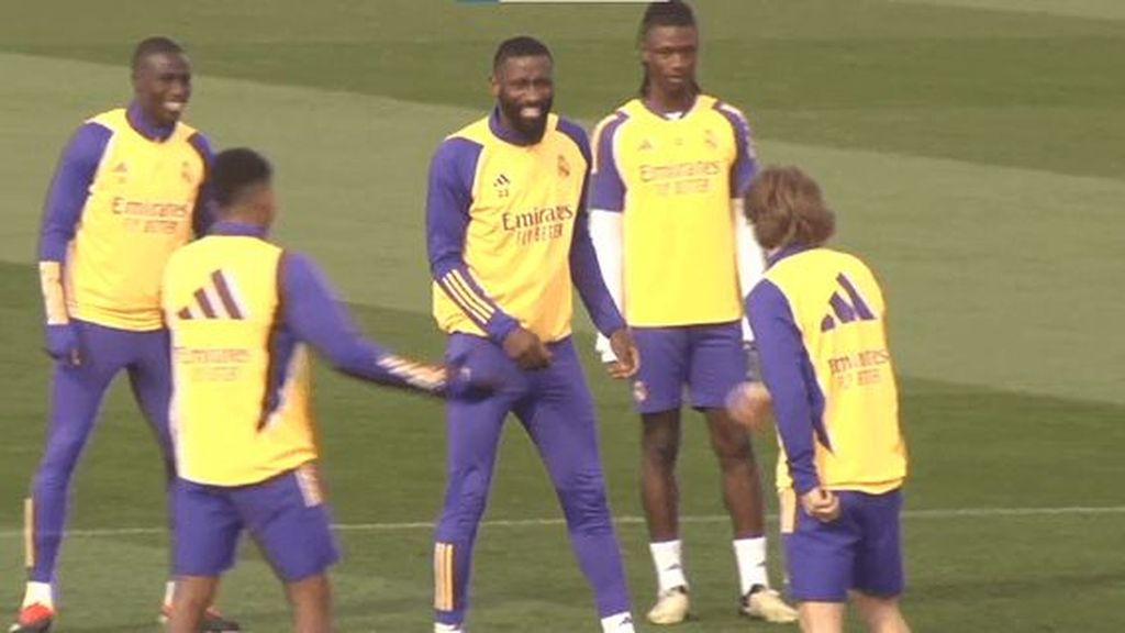 Rüdiger, junto a sus compañeros en el entrenamiento previo al Sevilla