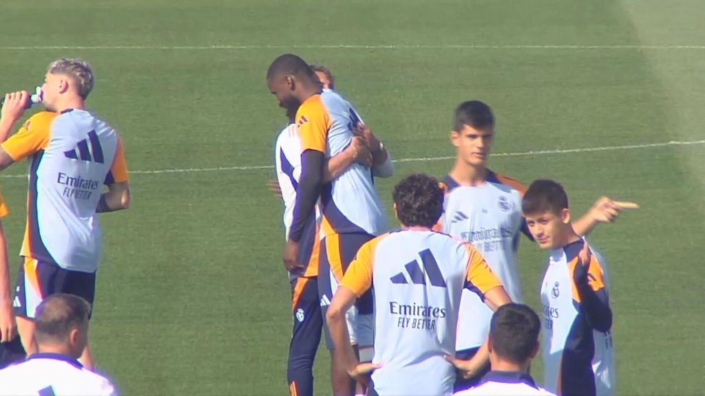 La reconciliación de Rüdiger y Manolín tras las collejas: el abrazo