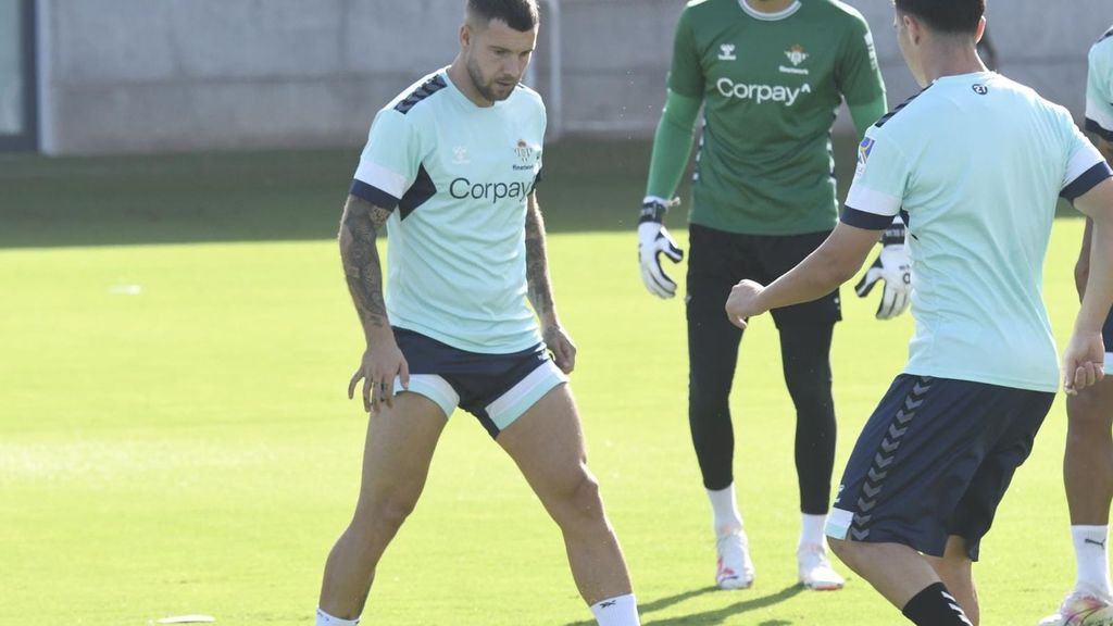 El Betis prepara la visita al Barça con las novedades de Abde, Ruibal, Guido y Pezzella