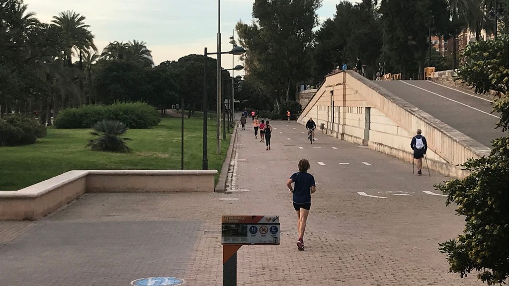 Runners y ciclistas en el río de Valencia