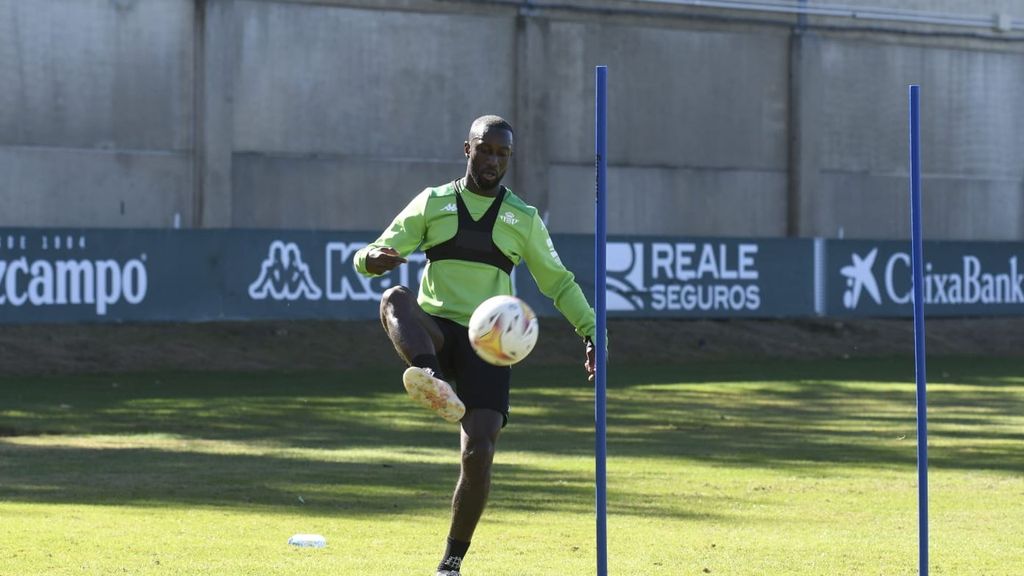 Buenas noticias en el entrenamiento del Betis: Sabaly ya toca balón