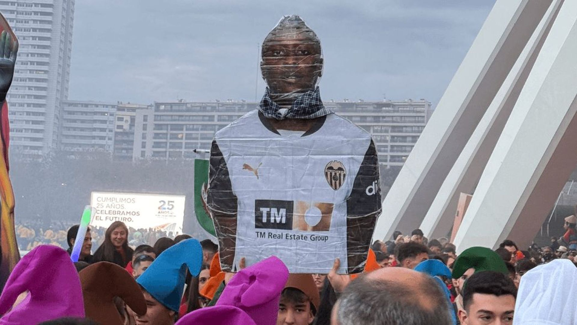 sadiq_con_panuelo_de_fallero_001.png sadiq_con_panuelo_de_fallero_001.png