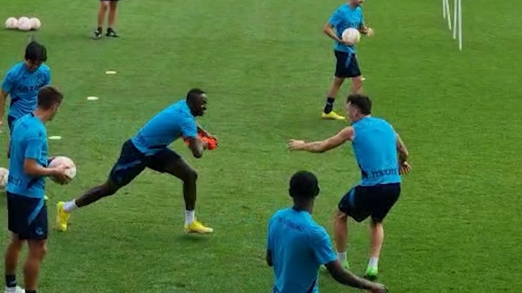 Sadiq, más que goles: las bromas de los jugadores de la Real con el delantero