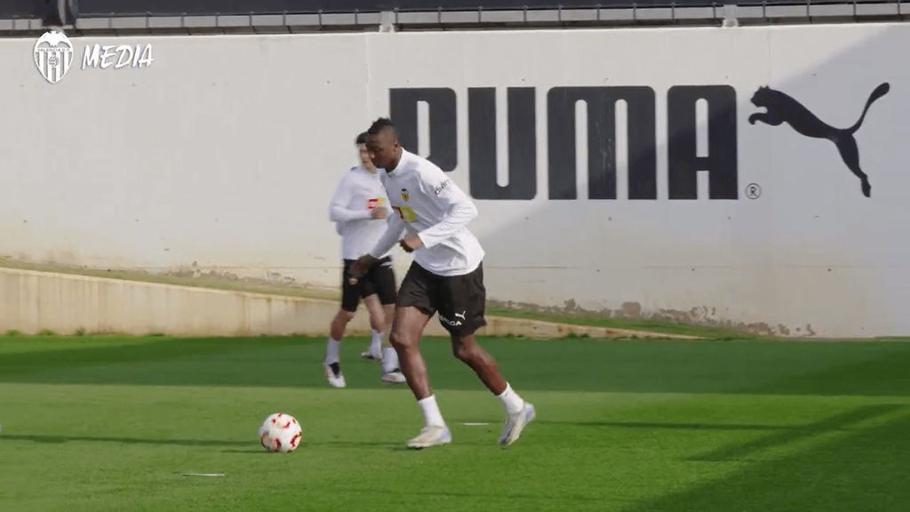 El primer entrenamiento de Sadiq Umar con el Valencia
