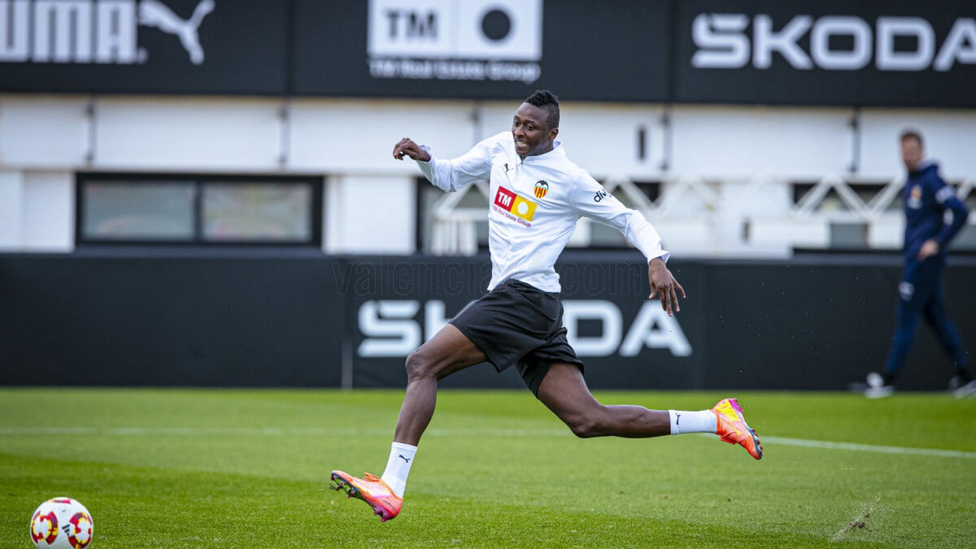 sadiq_umar_en_un_entrenamiento_foto_valencia_cf_001.jpg sadiq_umar_en_un_entrenamiento_foto_valencia_cf_001.jpg