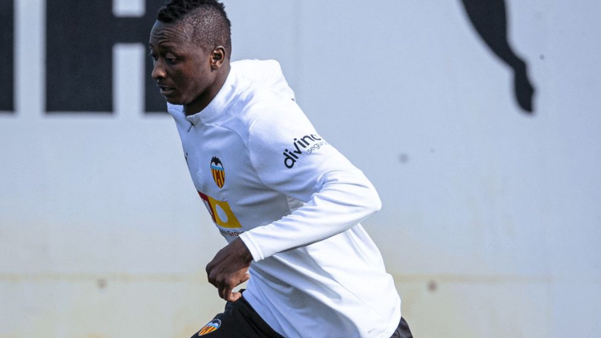 sadiq_umar_entrenando_en_su_primer_dia_foto_valencia_cf_001.png