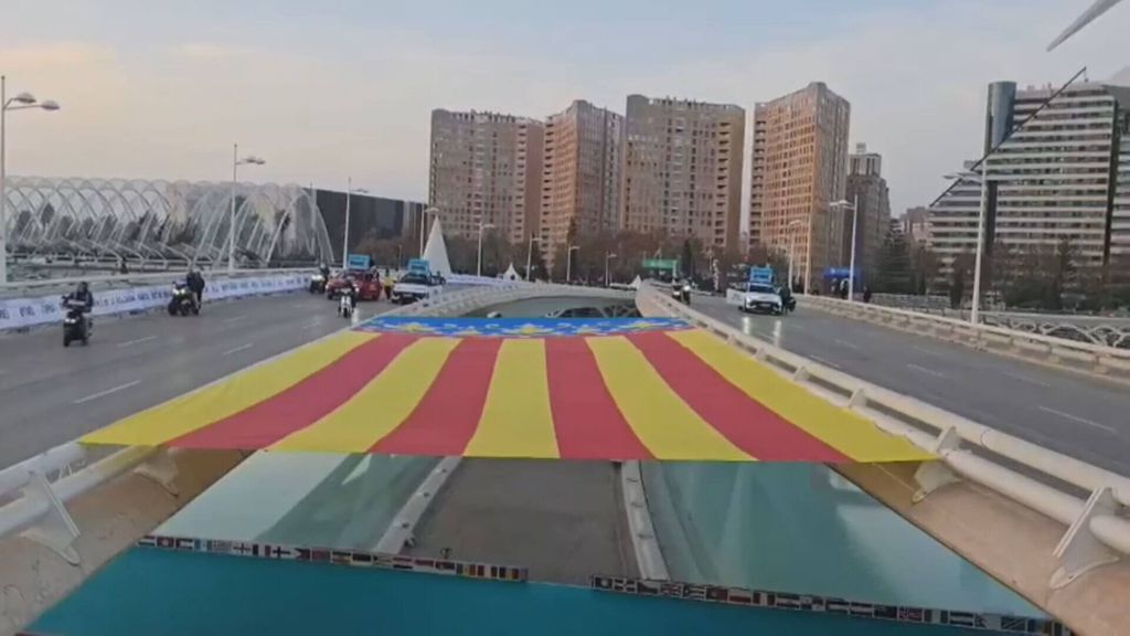 La salida más emotiva del Maratón Valencia: himno, aplausos y recuerdo a las víctimas de la DANA: "Correr por Valencia"