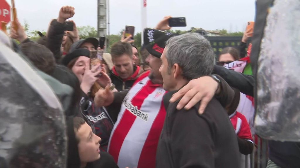 La grandeza de Ernesto Valverde al salir de Lezama: se bajó del coche a atender a todos los fans