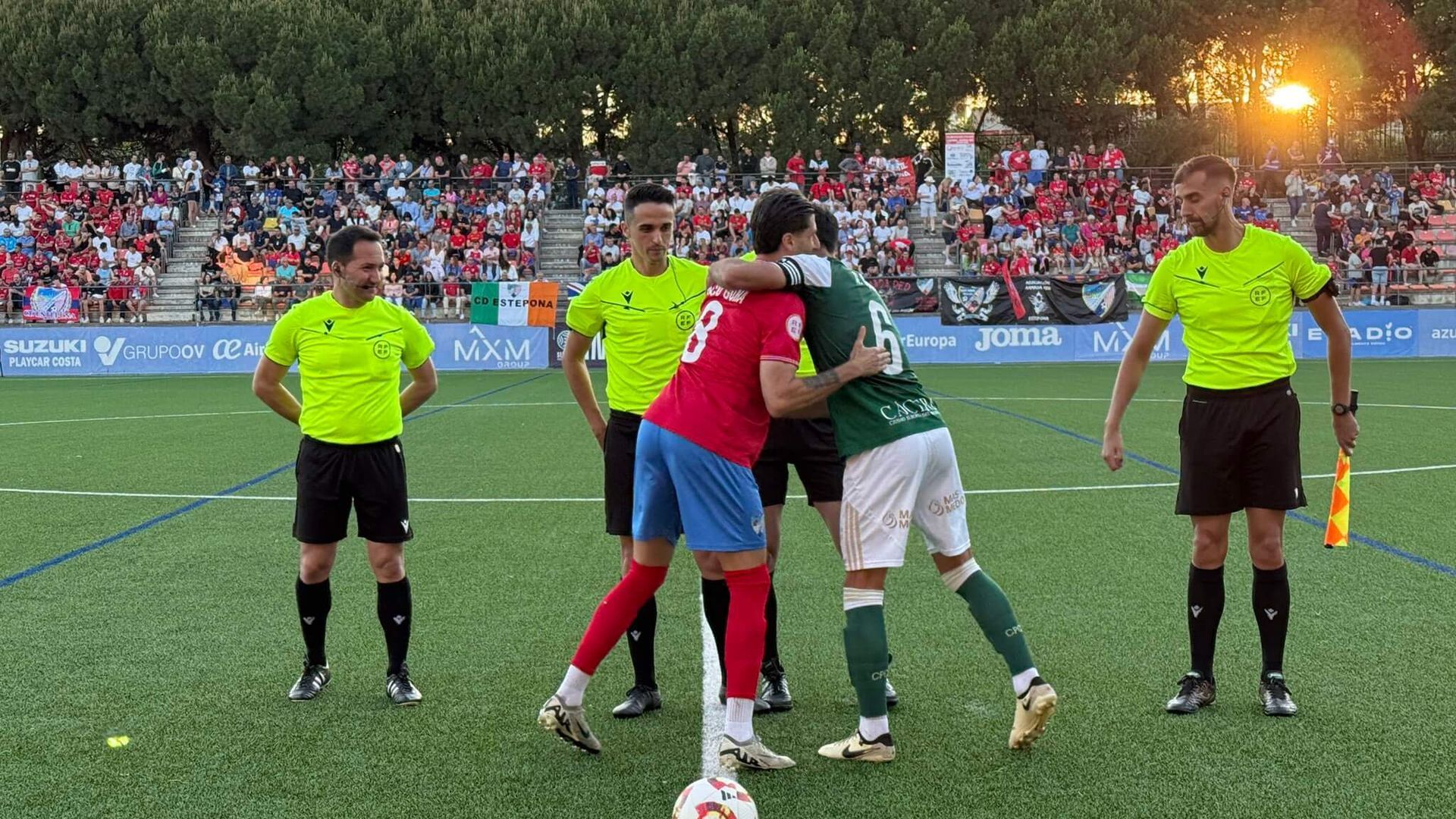 saludo_inicial_entre_los_jugadores_del_estepona_y_el_cacereno_foto_cde.jpg saludo_inicial_entre_los_jugadores_del_estepona_y_el_cacereno_foto_cde.jpg