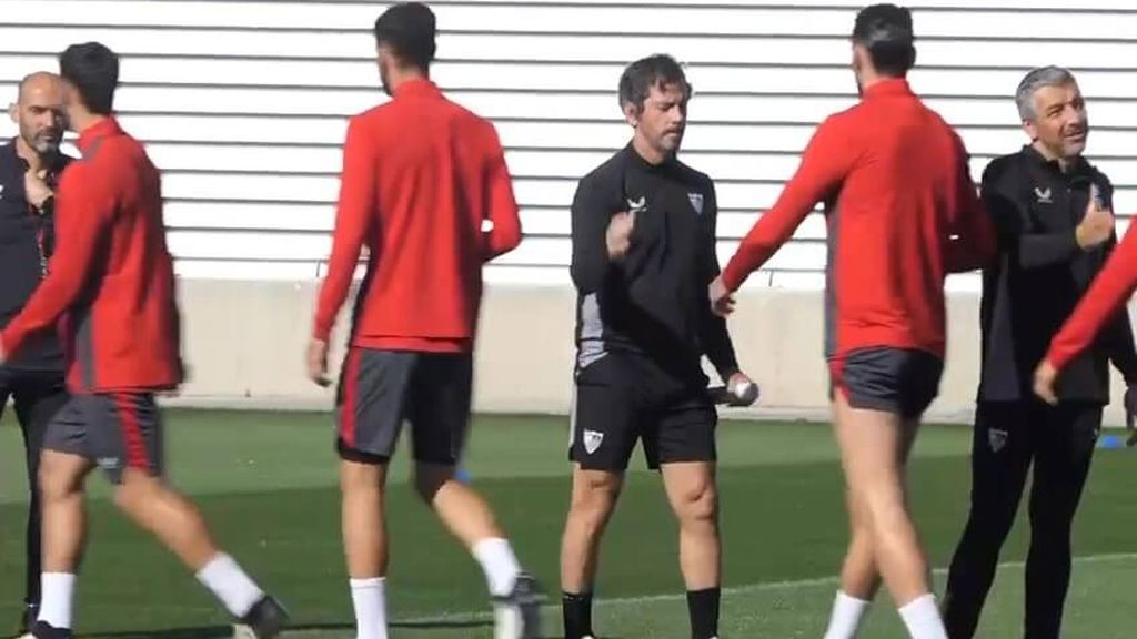 Bromas y buen ambiente durante el entrenamiento del Sevilla