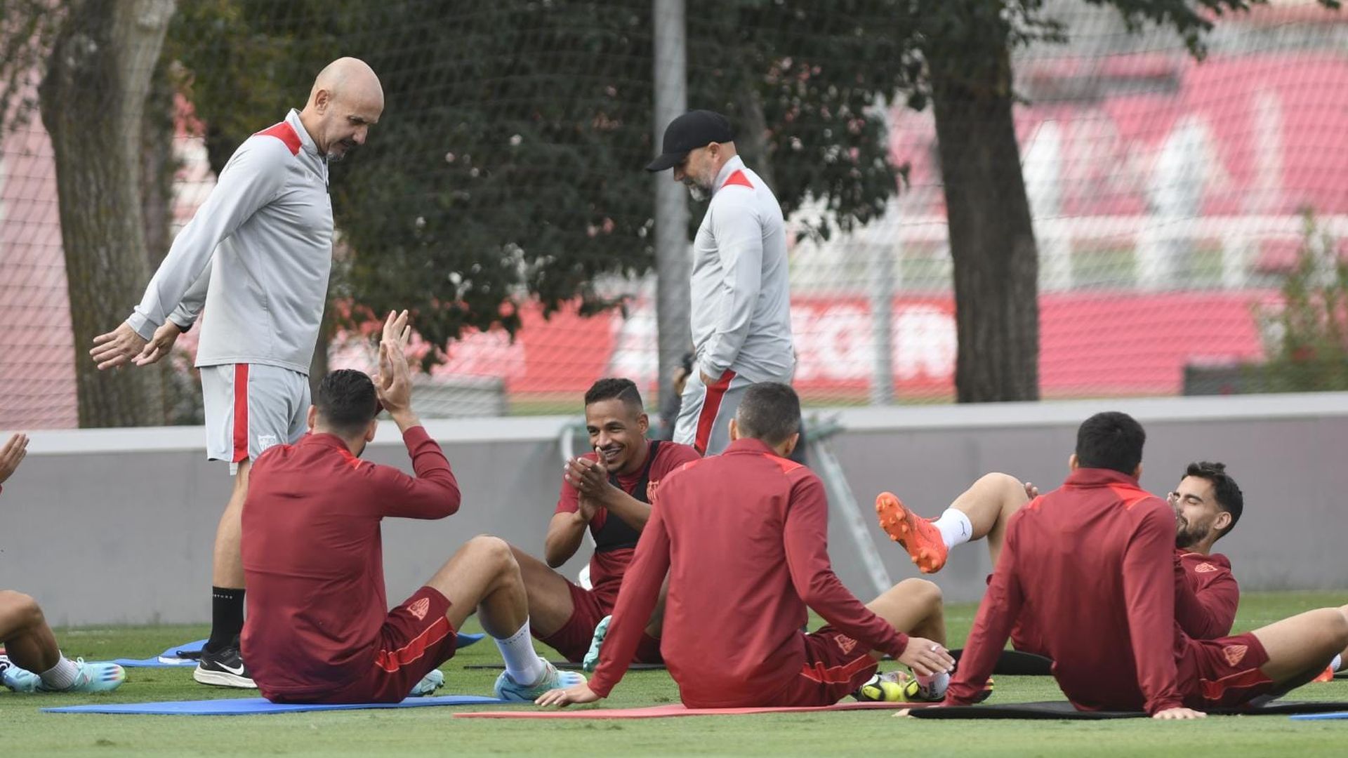 sampaoli_en_el_entrenamiento_del_sevilla_foto_kiko_hurtado.jpeg