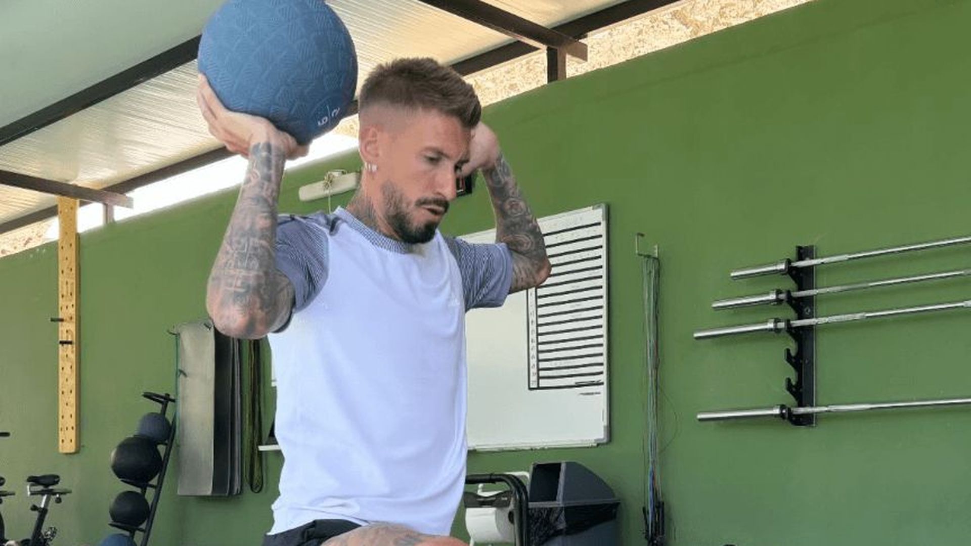 samu_castillejo_entrena_en_un_gimnasio_de_malaga_001.png