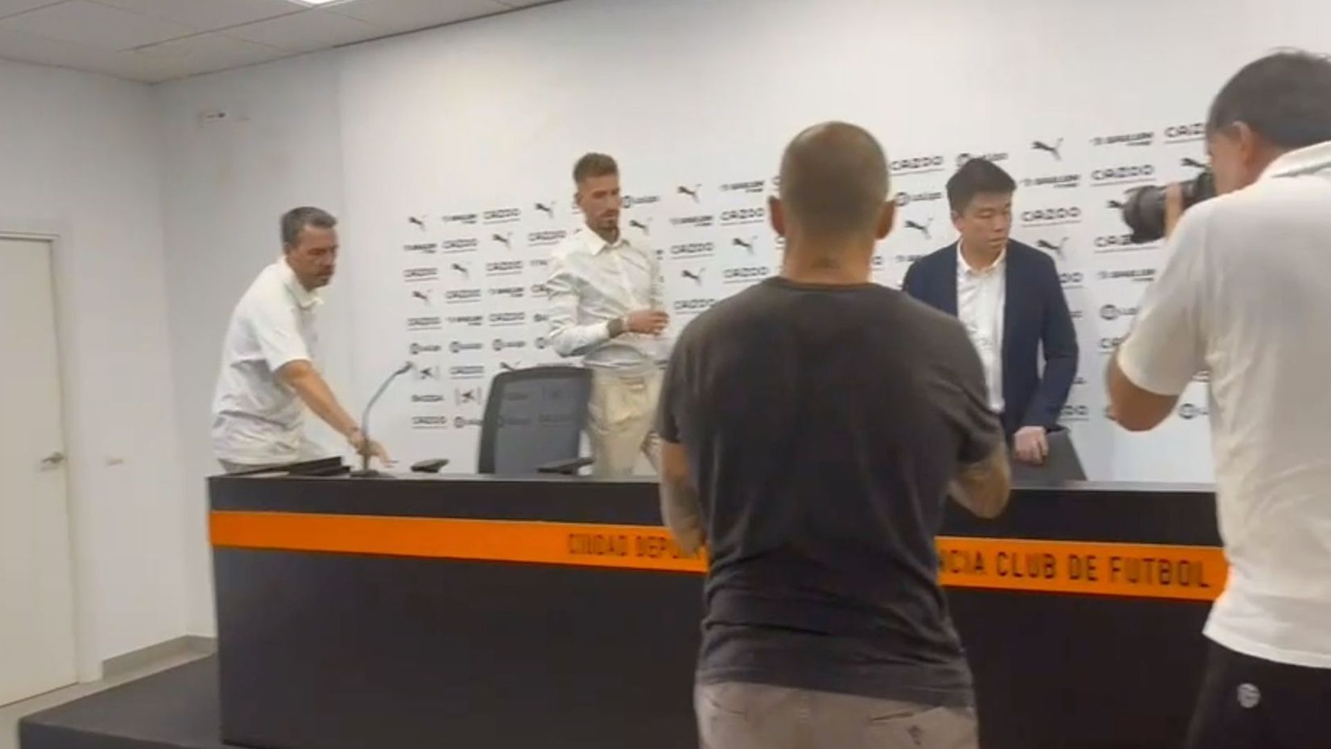 samu_castillejo_firma_con_el_valencia_001.png
