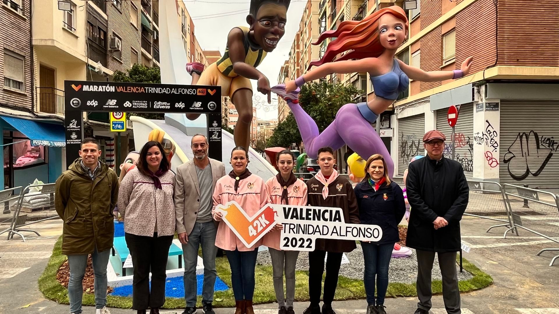 sandra_gomez_visito_la_falla_del_maraton.jpg