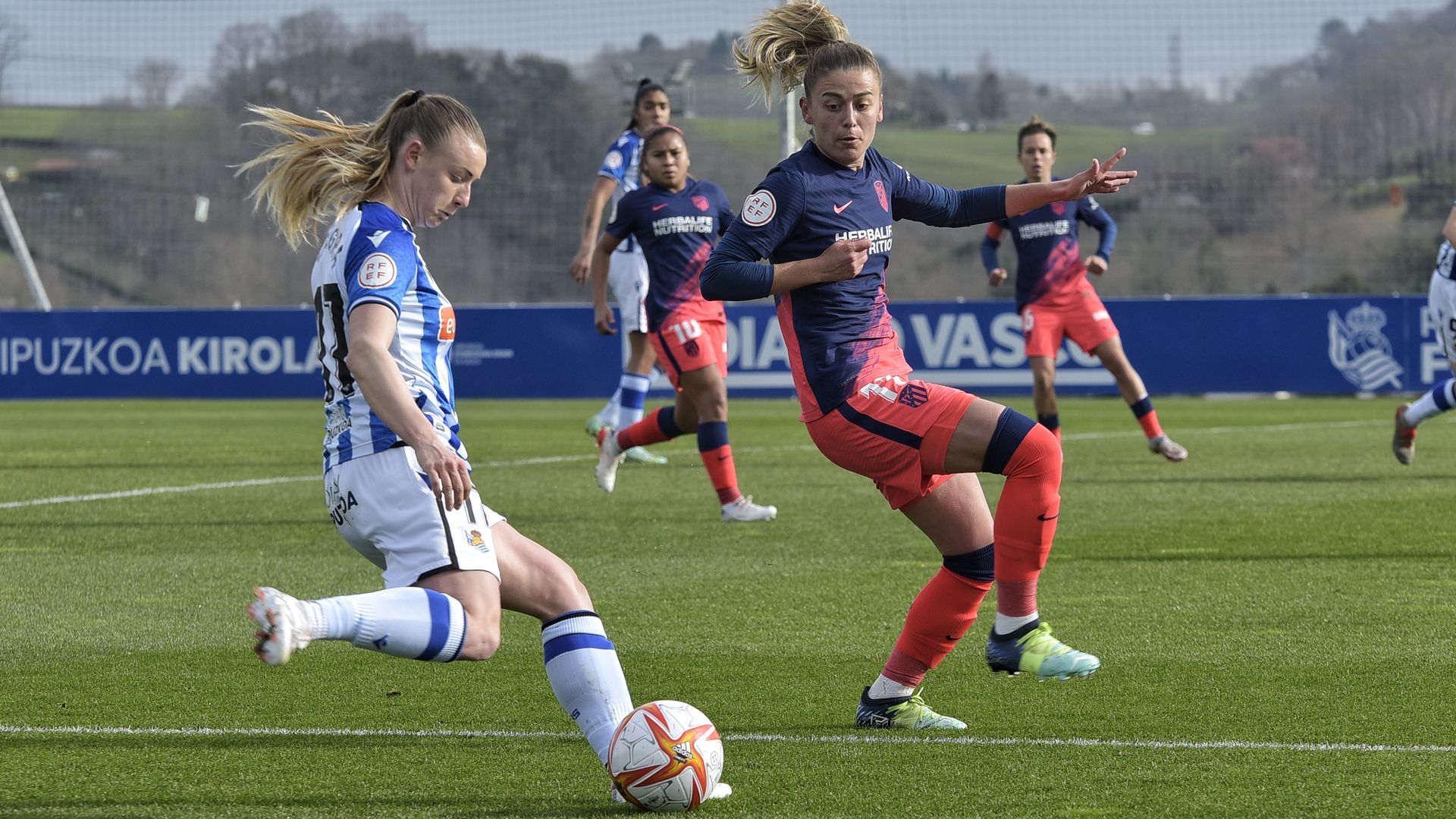 sanni_franssi_trata_de_conducir_un_balon_ante_la_oposicion_de_una_jugadora_del_atletic.jpeg