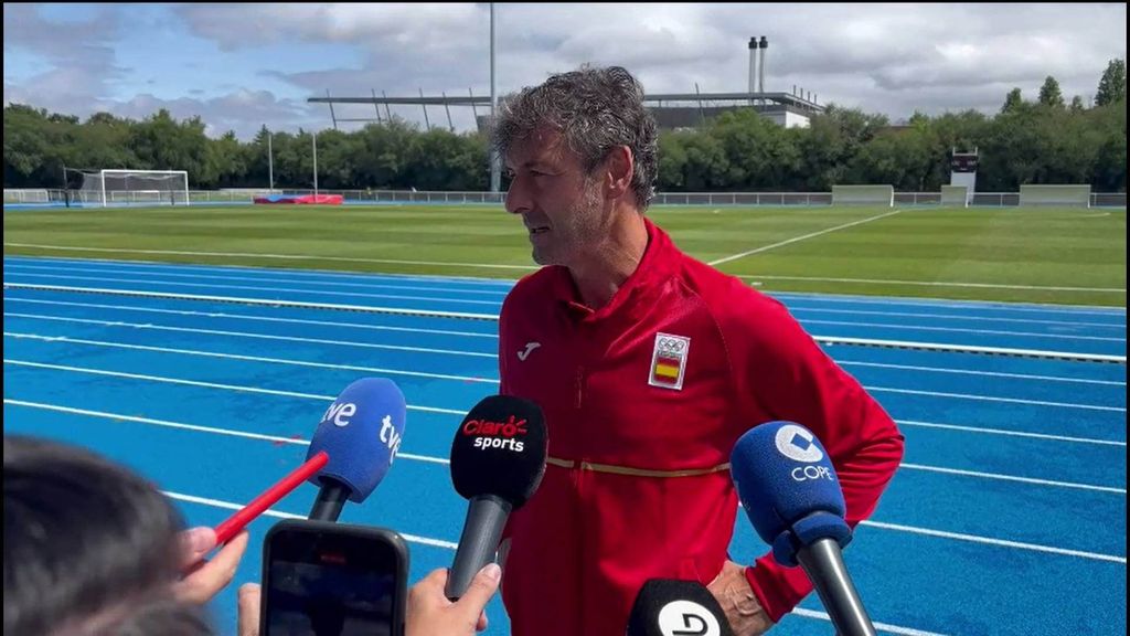 Santi Denia habla en París en el entrenamiento de la selección olímpica
