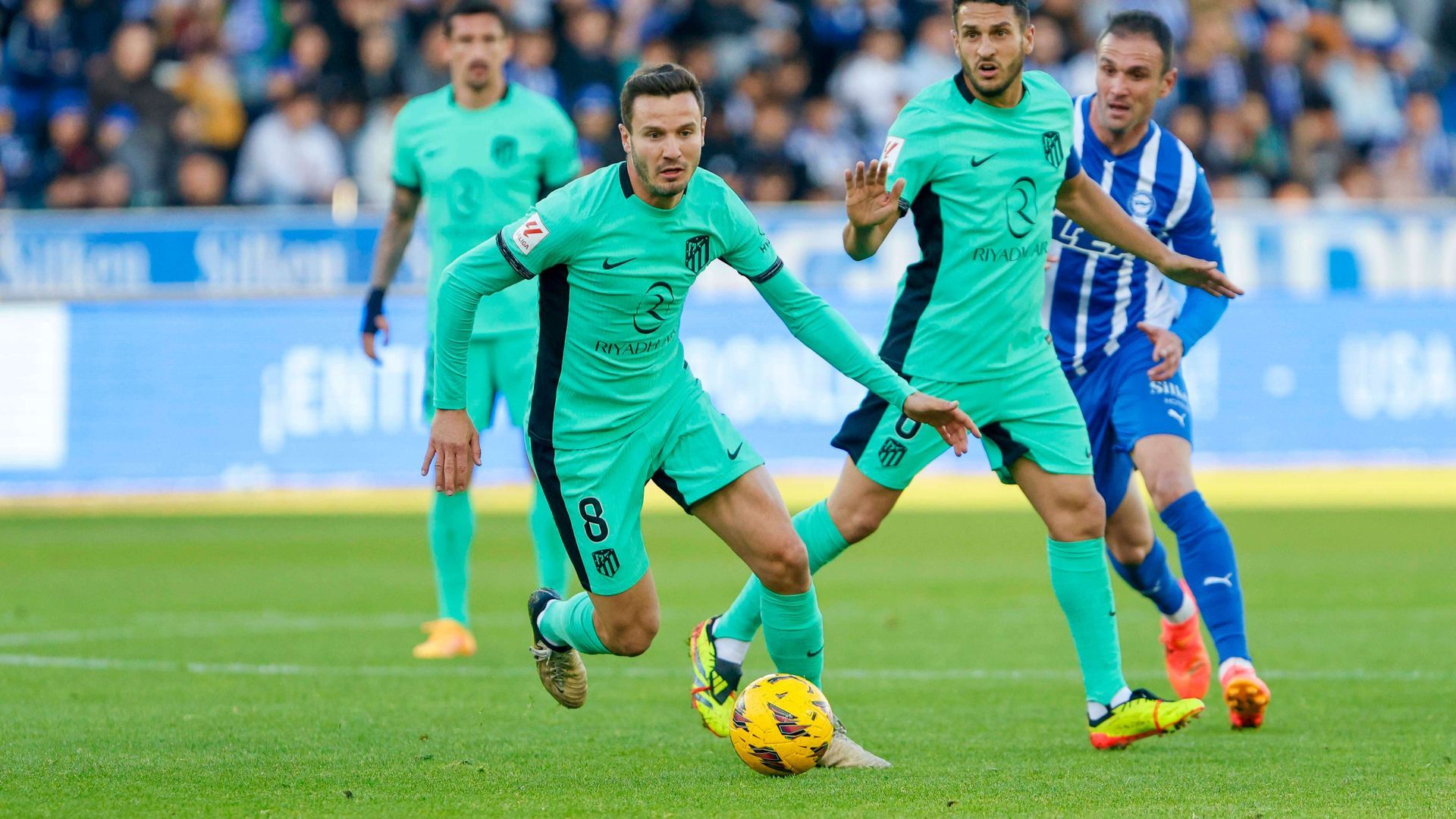 saul_conduce_la_pelota_en_el_alaves_atletico_ante_la_mirada_de_koke_foto_laliga.jpg saul_conduce_la_pelota_en_el_alaves_atletico_ante_la_mirada_de_koke_foto_laliga.jpg