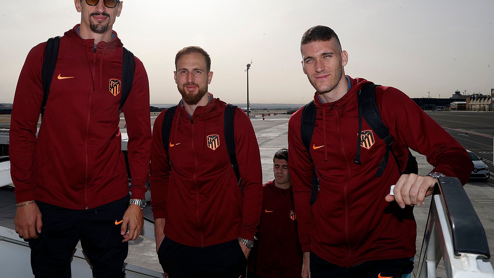 savic_oblak_y_grbic_antes_de_montarse_en_el_avion_foto_atleti__001.jpg savic_oblak_y_grbic_antes_de_montarse_en_el_avion_foto_atleti__001.jpg