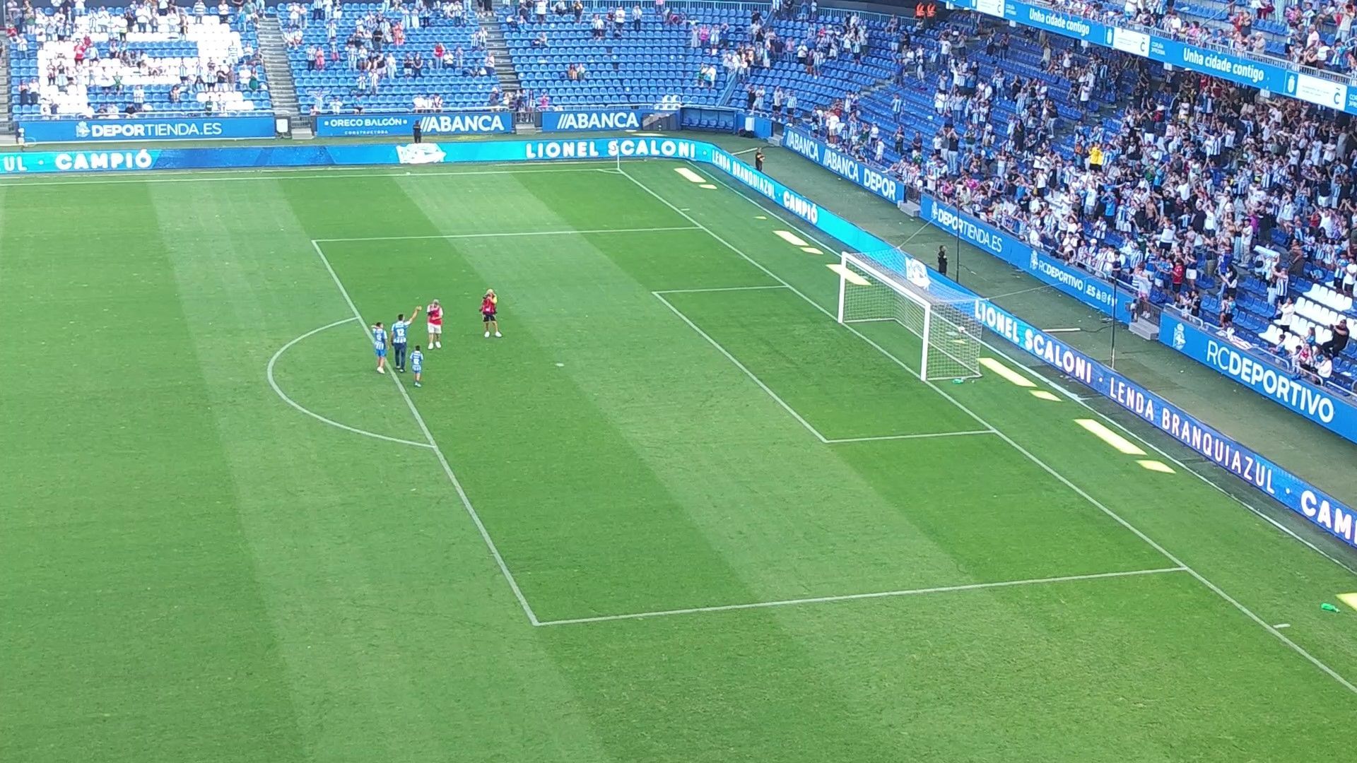 scaloni_recibe_la_ovacion_del_publico_de_riazor.jpg scaloni_recibe_la_ovacion_del_publico_de_riazor.jpg