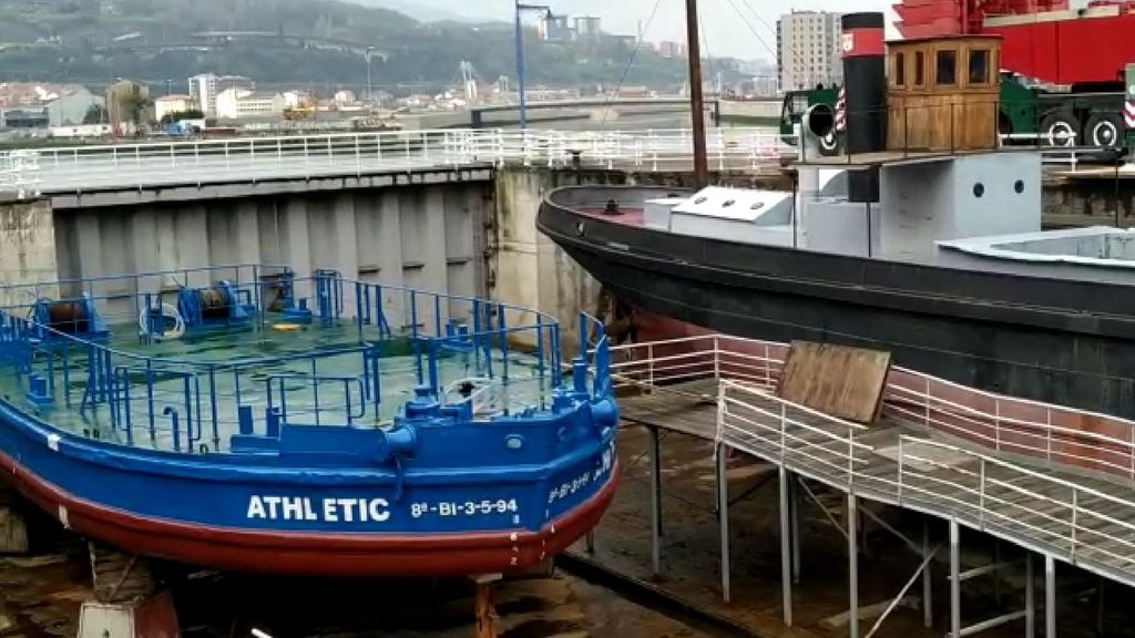 La gabarra del Athletic y las grúas ya están listas para la prueba de flotabilidad en la Ría de Bilbao
