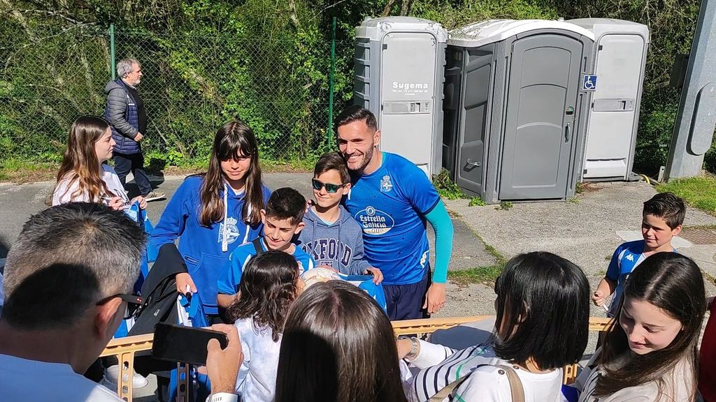 Los jugadores del Deportivo, con Lucas Pérez, firman autógrafos al acabar el entrenamiento