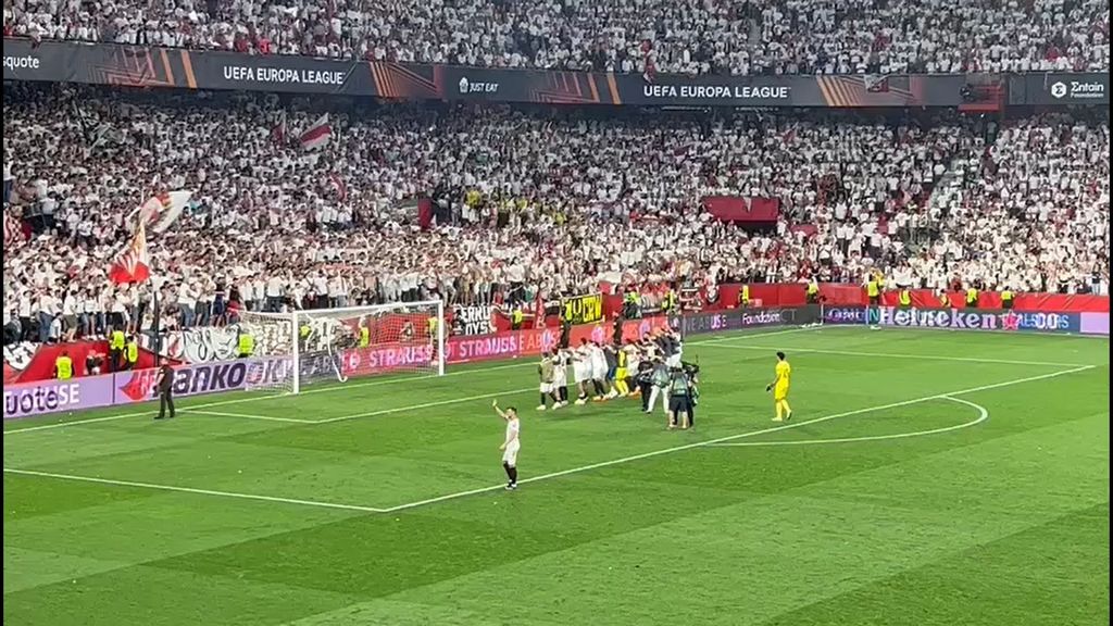 La fiesta del Sevilla tras eliminar al Manchester