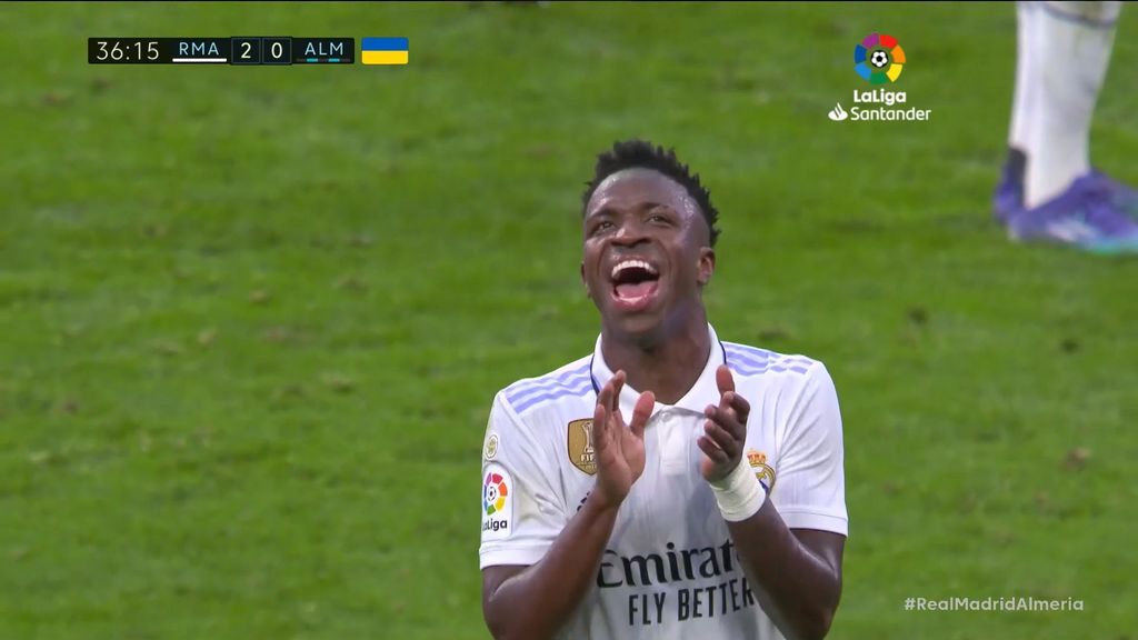 Real Madrid 4-2 Almería: Amarilla a Vinicius