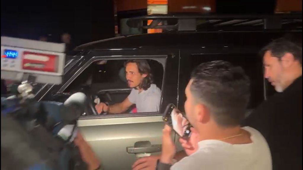 Cavani y la afición se prometen amor eterno: mete un doblete