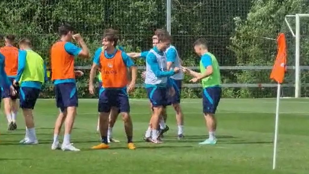 El entrenamiento alternativo del Real jugando a piedra, papel o tijera