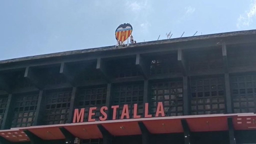 El Valencia CF coloca el escudo provisional en Mestalla