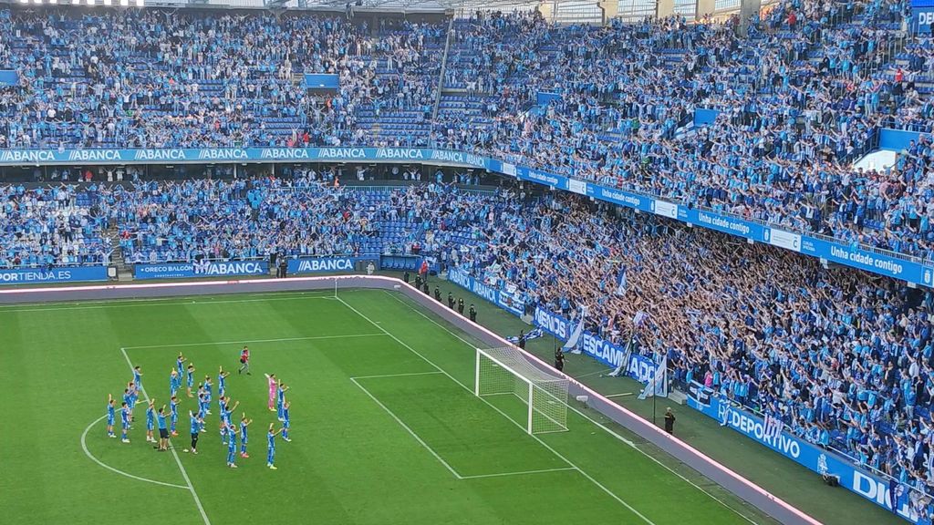 La celebración de la afición del Dépor con los jugadores