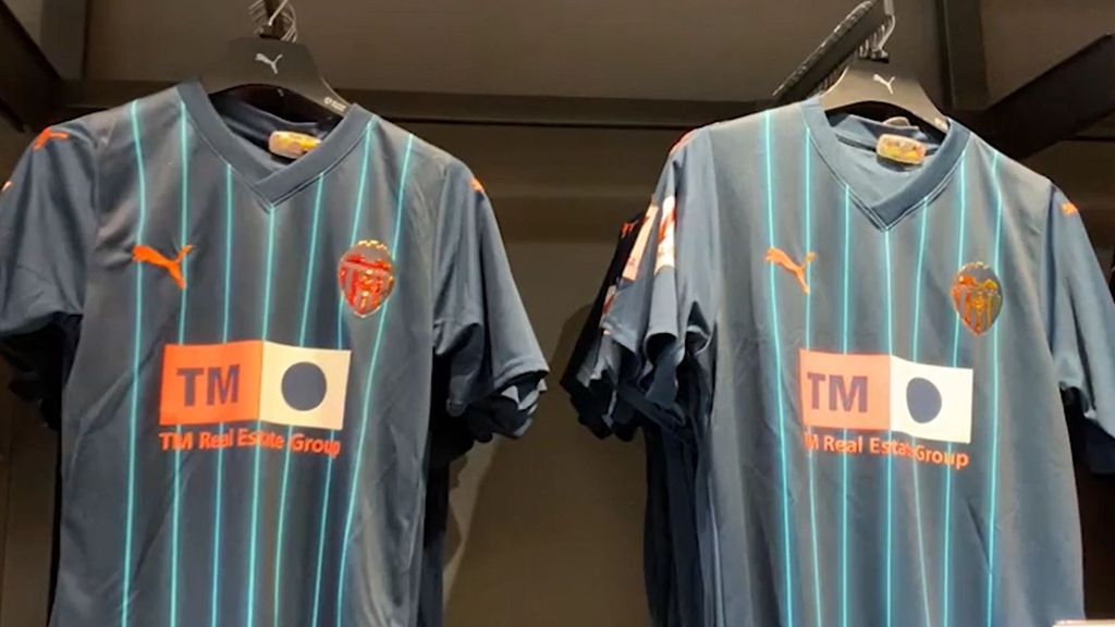 El Valencia CF lanza su segunda camiseta com escudo iridiscente