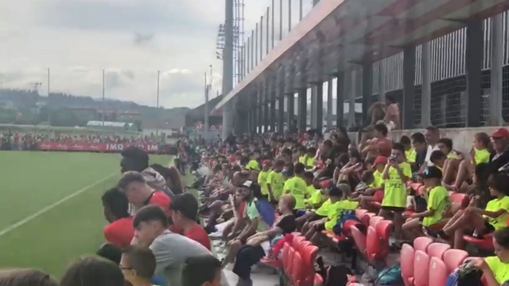 Entrenamiento del Athletic de Valverde con público en Lezama