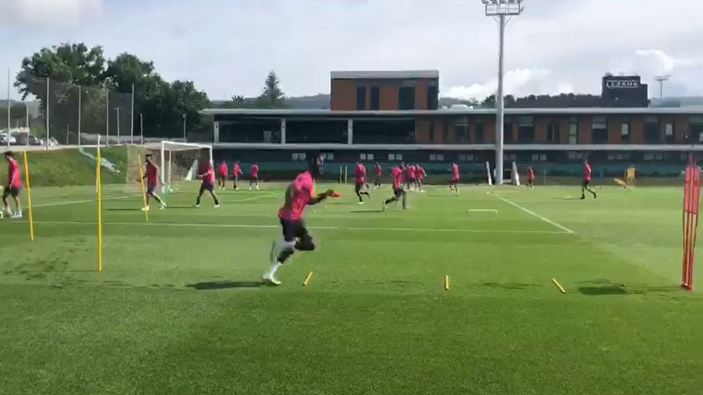 Gran apoyo de los chavales a Nico Williams, en el entrenamiento del Athletic