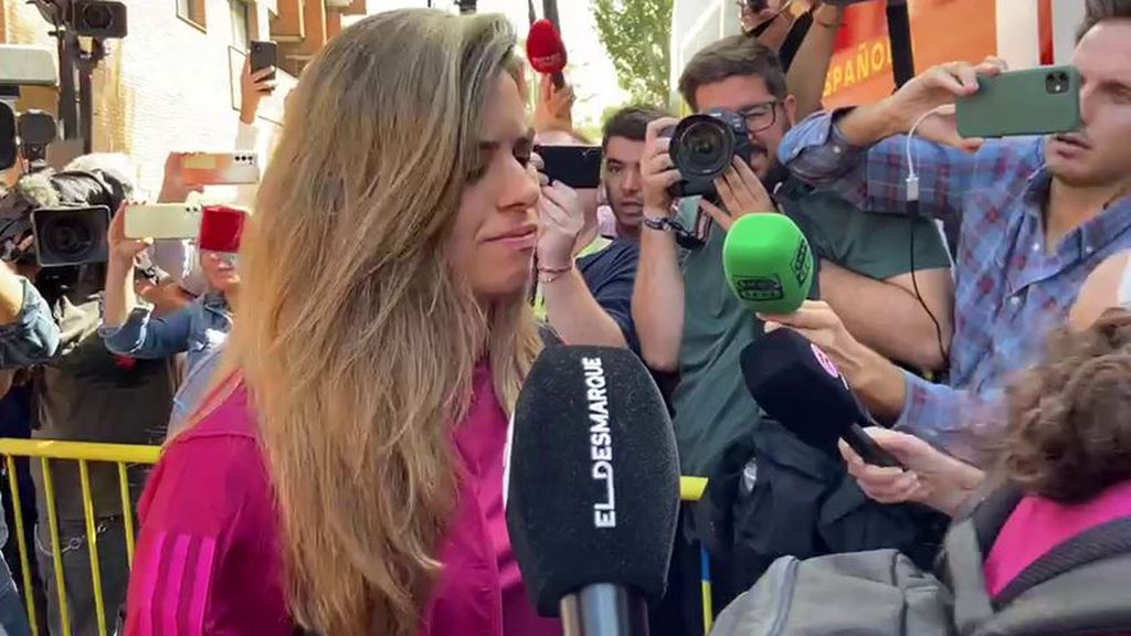 Semblante serio y con la equipación de campeonas: las internacionales se concentran pese a su voluntad de no hacerlo