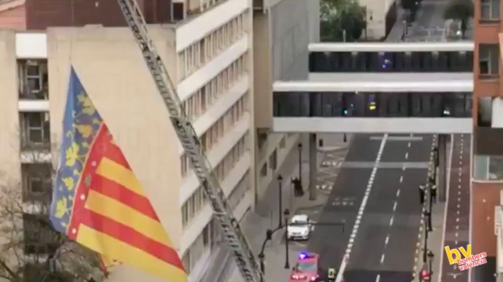Despliegan una gran Senyera junto a un hospital de Valencia