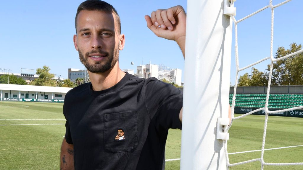 Escuela Cultura de Paz entrega a Canales la Paloma de Plata en el Parlamento de Andalucía