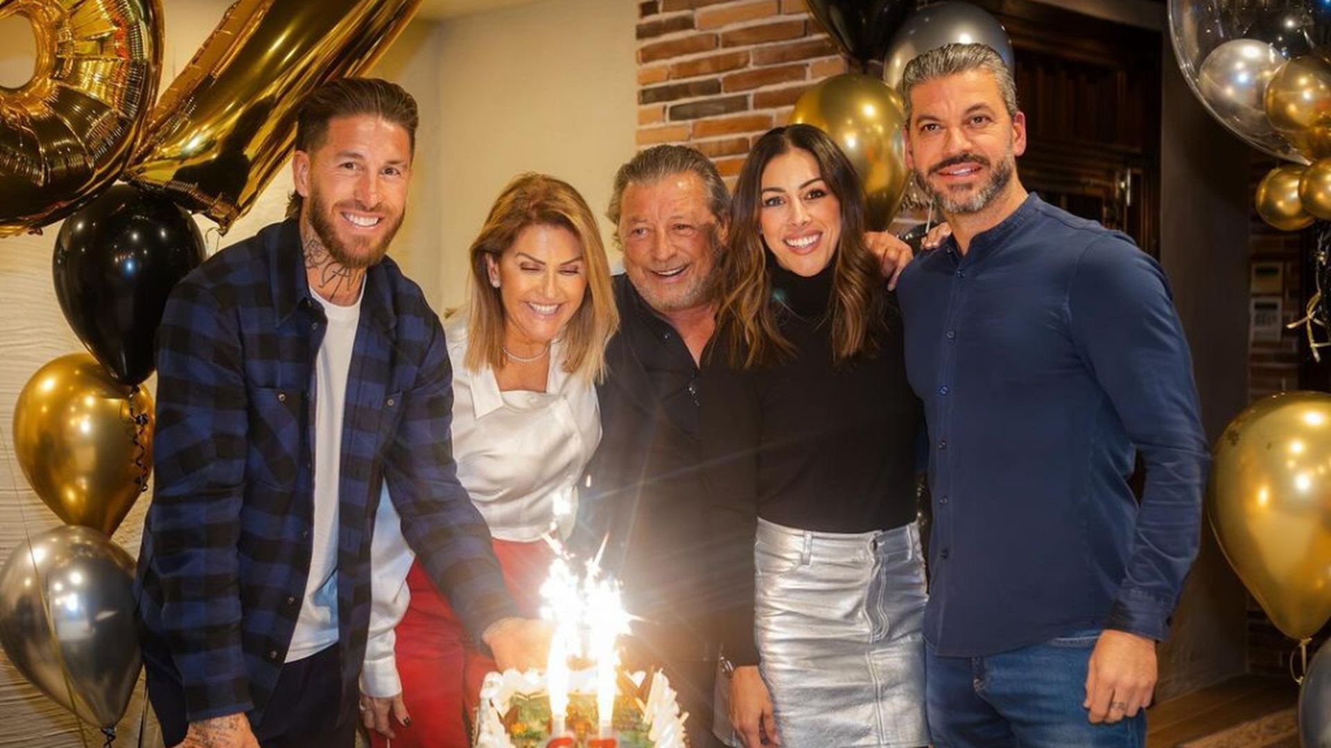 sergio_ramos_junto_a_sus_hermanos_y_padres__sergioramos_001.jpg sergio_ramos_junto_a_sus_hermanos_y_padres__sergioramos_001.jpg
