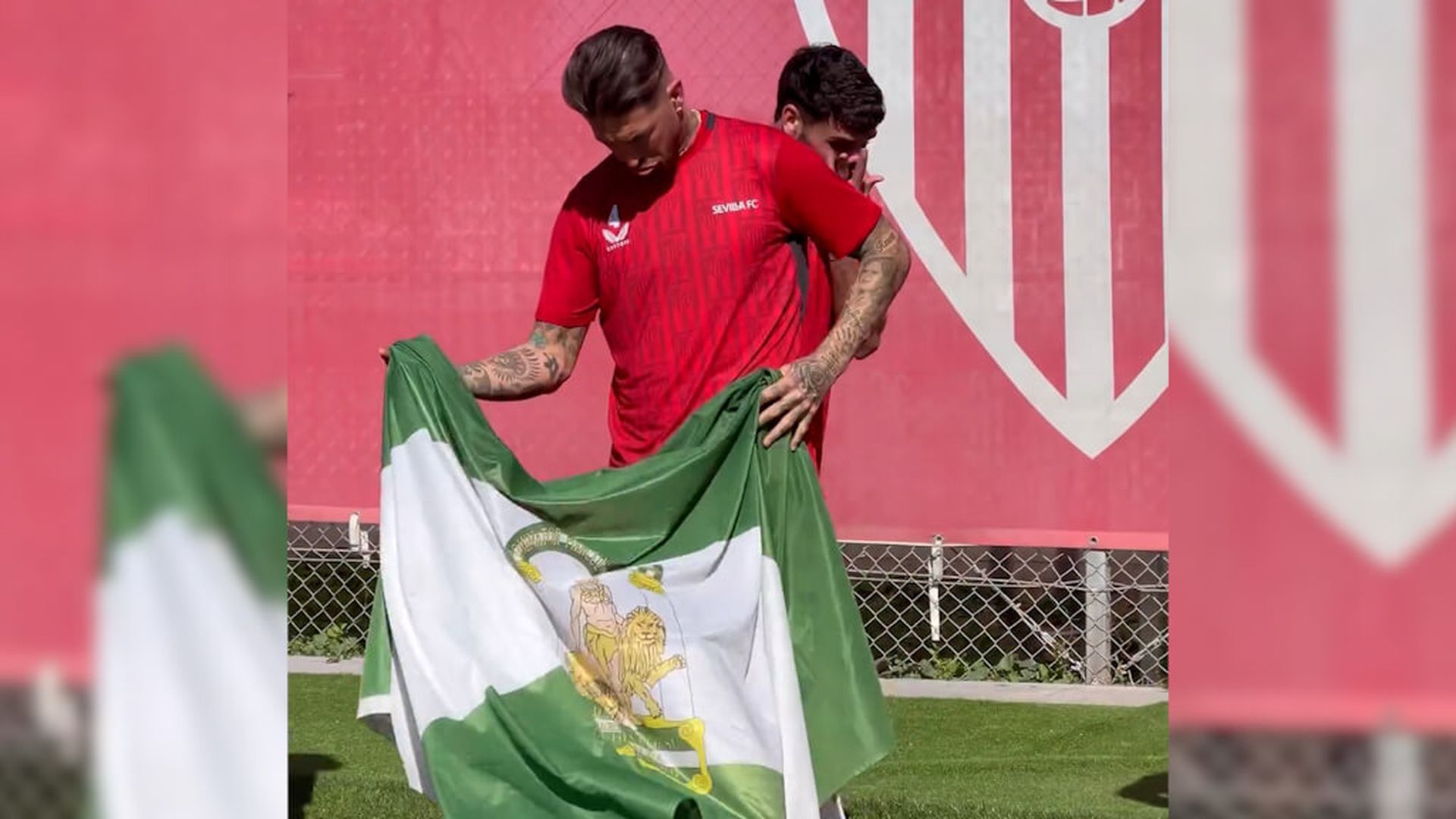sergio_ramos_mas_andaluz_imposible_utiliza_la_bandera_como_capote_en_el_dia_de_andaluc.jpg sergio_ramos_mas_andaluz_imposible_utiliza_la_bandera_como_capote_en_el_dia_de_andaluc.jpg