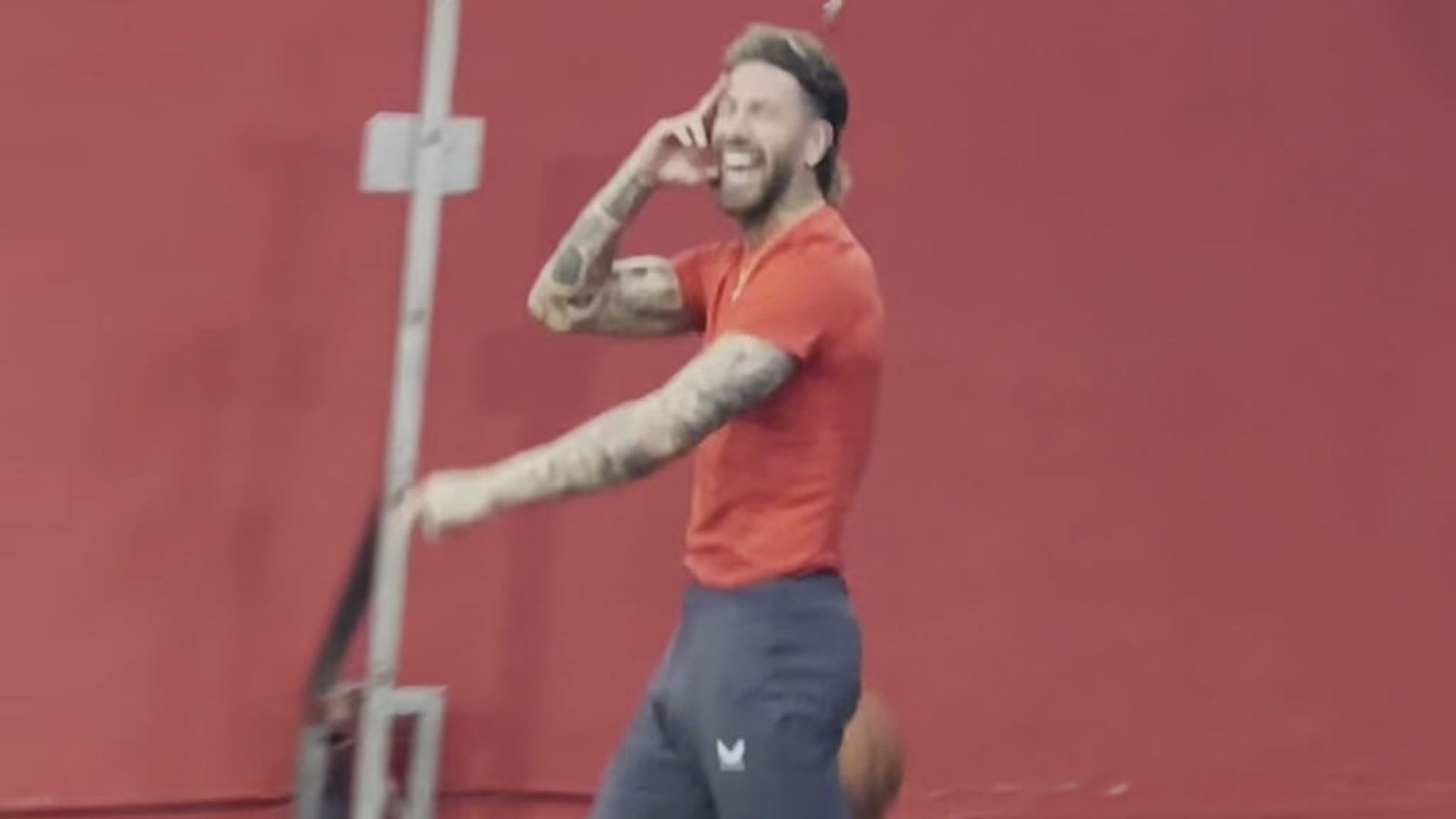 sergio_ramos_presume_de_una_canasta_imposible_pasa_por_el_aire_acondicionado_y_entra_l.jpg sergio_ramos_presume_de_una_canasta_imposible_pasa_por_el_aire_acondicionado_y_entra_l.jpg