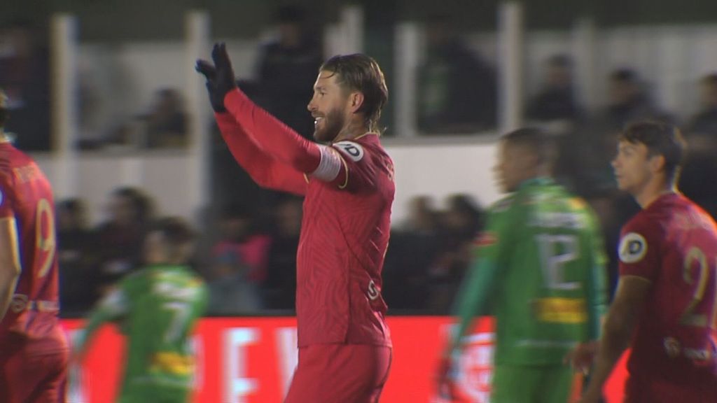 Sergio Ramos transforma el penalti cometido sobre Januzaj y adelanta al Sevilla