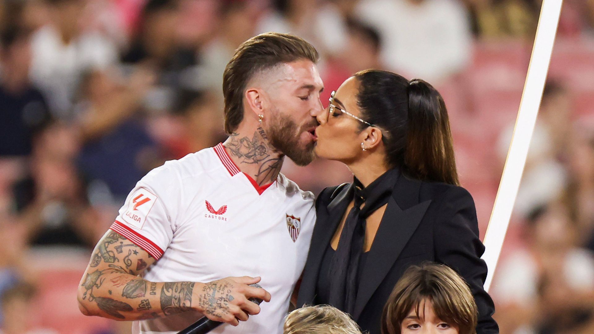 sergio_ramos_y_pilar_rubio_en_la_presentacion_del_camero_como_jugador_del_sevilla_cord_001.jpg sergio_ramos_y_pilar_rubio_en_la_presentacion_del_camero_como_jugador_del_sevilla_cord_001.jpg