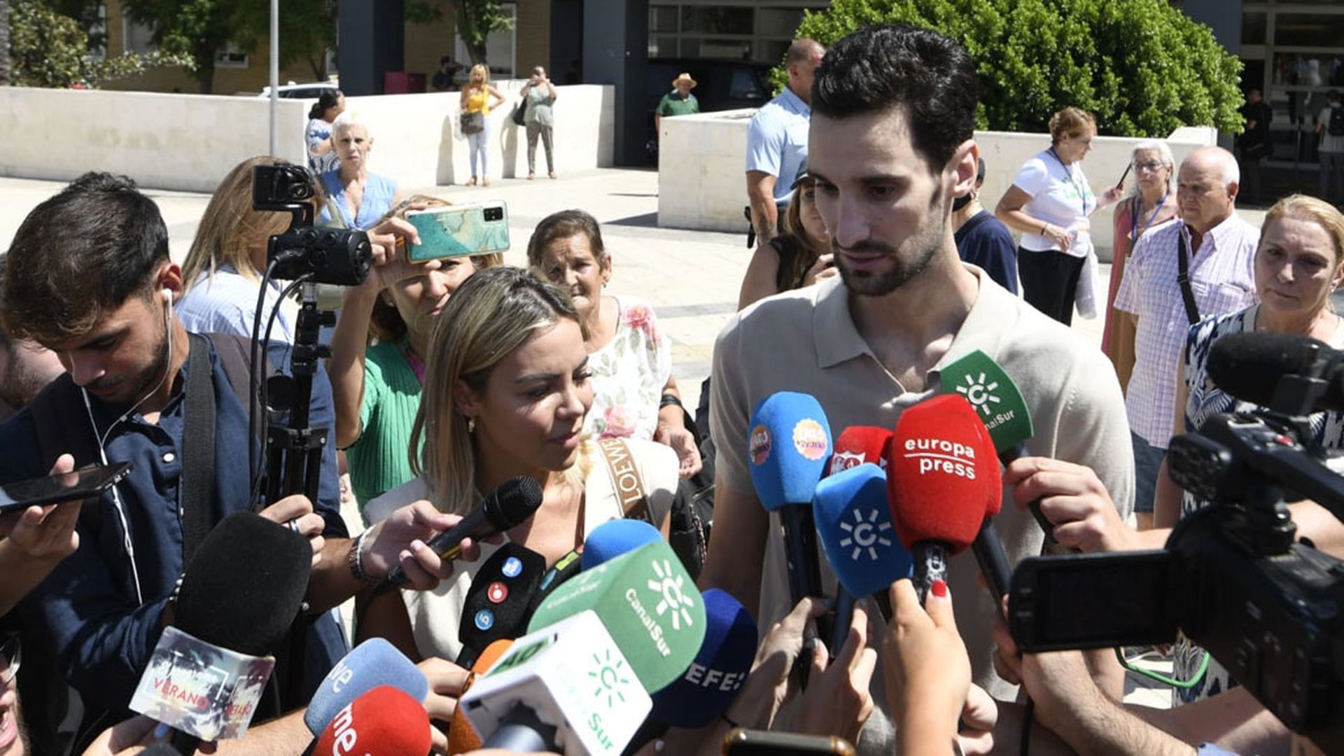 sergio_rico_habla_para_los_medios_tras_salir_del_hospital.jpg sergio_rico_habla_para_los_medios_tras_salir_del_hospital.jpg