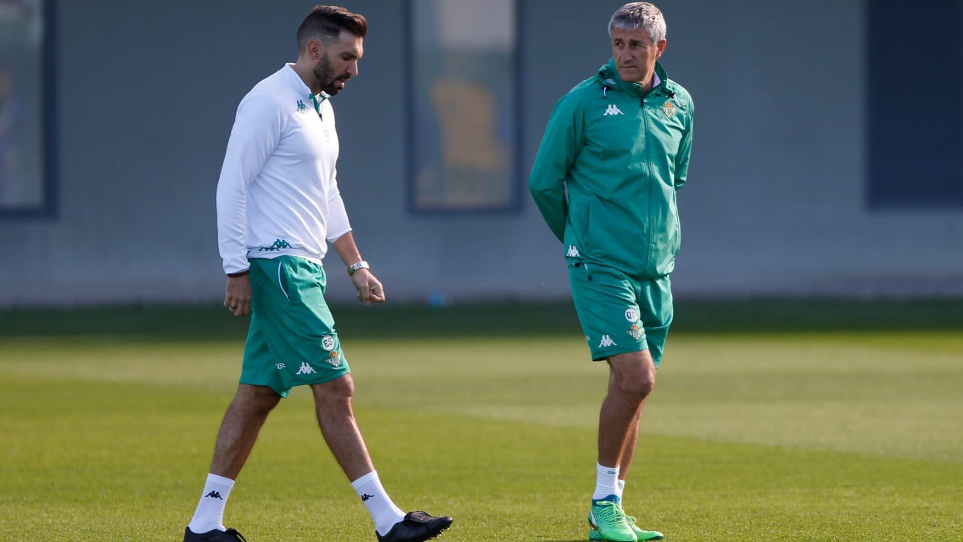 setien_y_sarabia_en_el_entrenamiento_foto_kiko_hurtado_001.jpeg