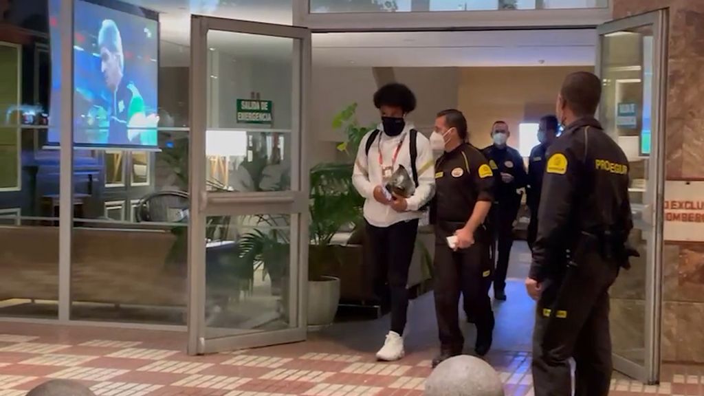 Sevilla-Dinamo de Zagreb: Salida de la plantilla sevillista del hotel de concentración