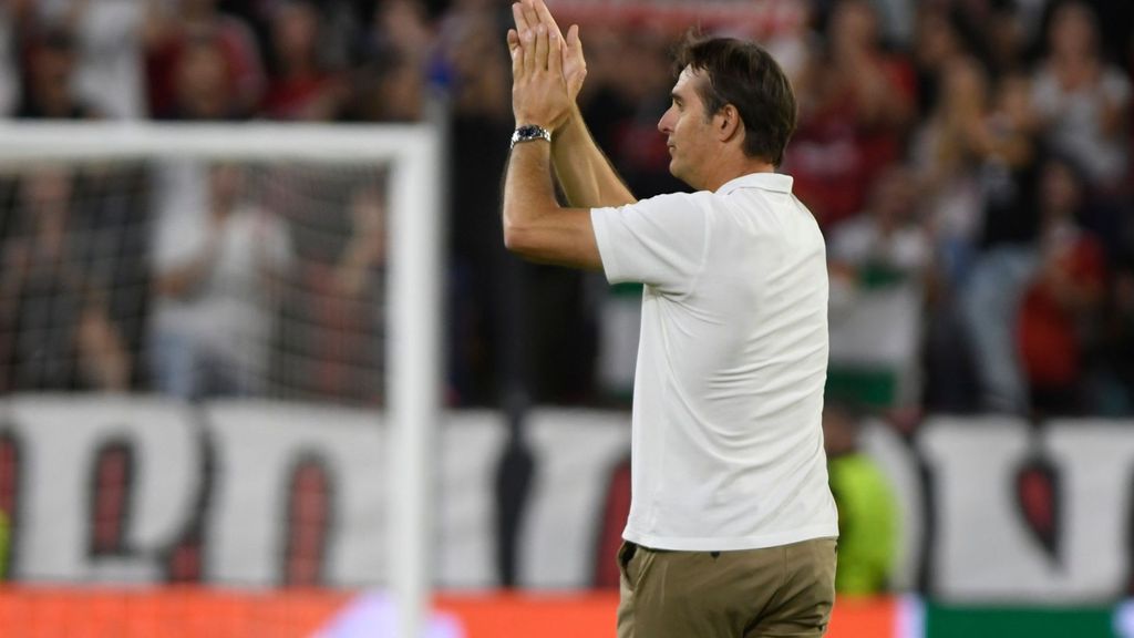 Lopetegui se despide de la afición del Sevilla en el césped del Pizjuán tras caer derrotado ante el B. Dortmund