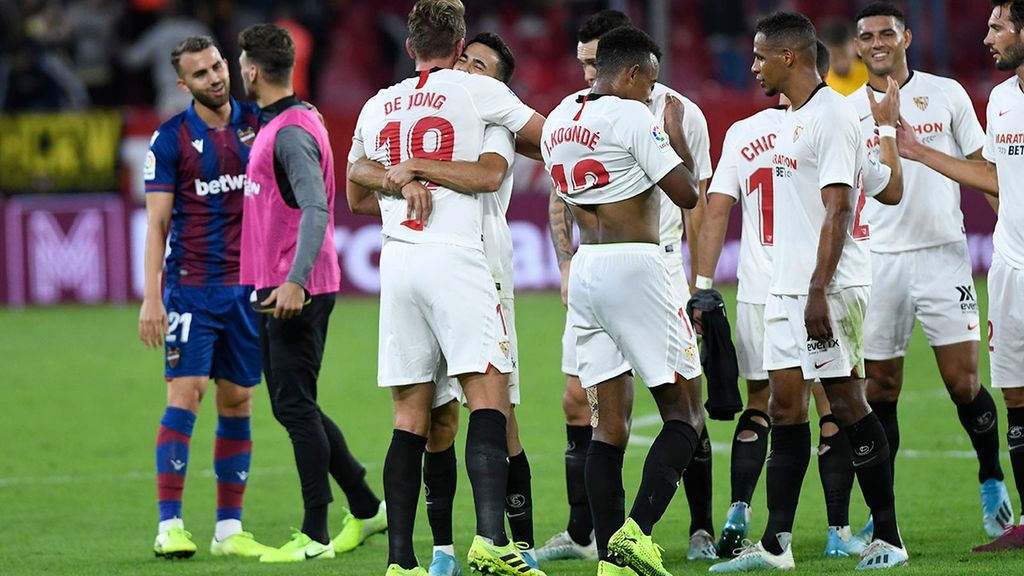 La celebración del Sevilla tras la victoria ante el Levante (Jornada 9)