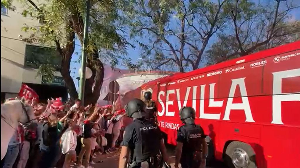 Empezar a ganar al United desde el autobús: la llegada del Sevilla a Nervión