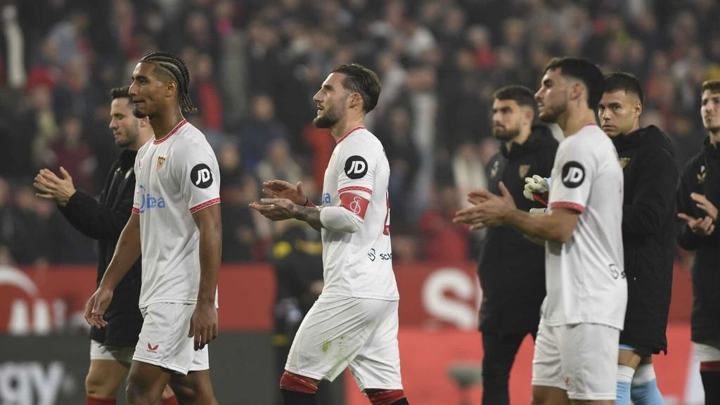 Bronca al equipo tras el empate en el Sevilla FC-Valencia CF.