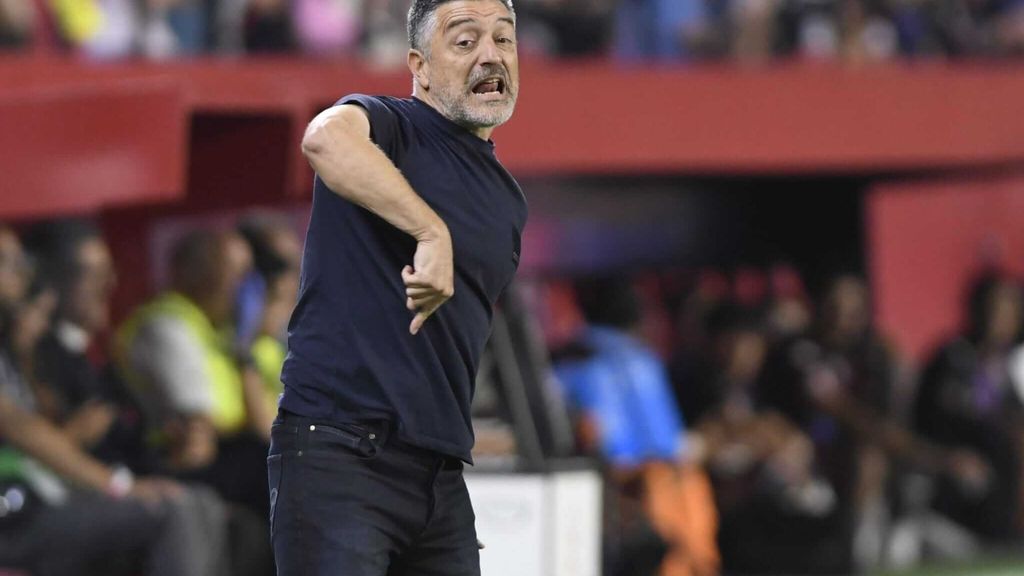 Del Nido Carrasco anuncia la renovación de García Pimienta con el Sevilla hasta 2027 en el vestuario tras ganarle al Valladolid